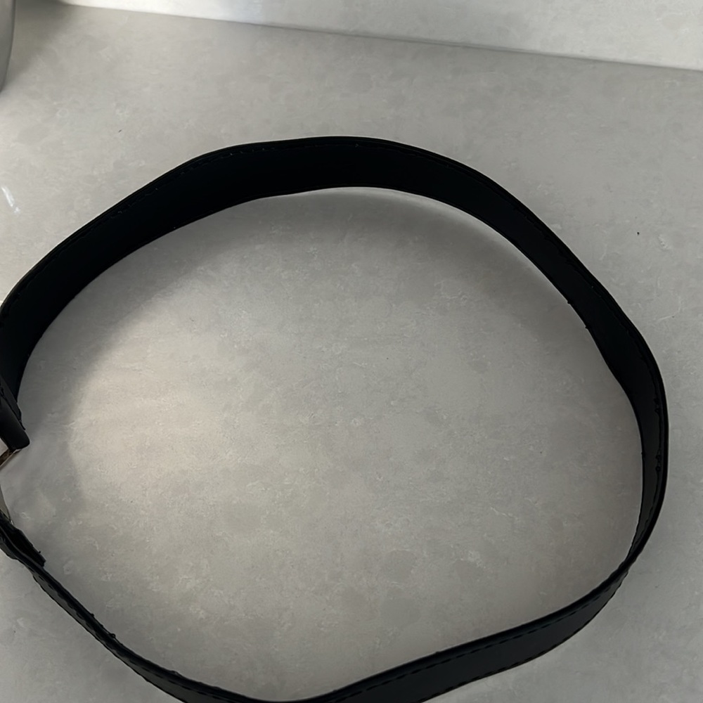 Gucci black leather belt 33 inches long silver buckle with insignia - Picture 3 of 6